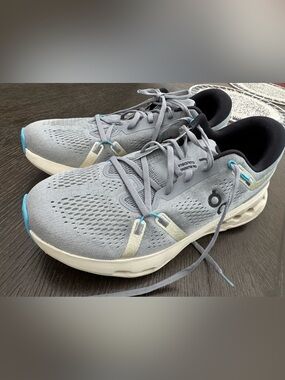 On Cloudstratus Men’s Grey Cushioned Running Shoes